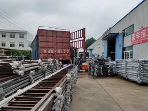 金用護欄2020年7月17日下午鋅鋼玻璃護欄產品裝車發(fā)貨！