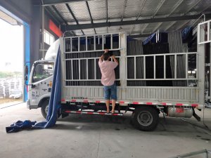 金用護欄2020年7月27日鋁合金百葉窗裝車發貨！
