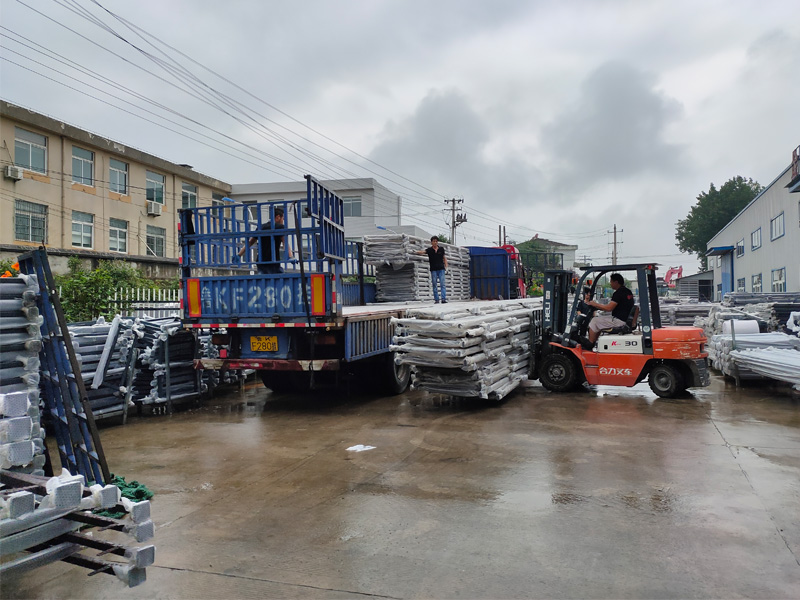 金用護(hù)欄2020年7月28日鋅鋼陽臺玻璃護(hù)欄裝車發(fā)貨! 金用護(hù)欄2020年7月28日鋅鋼陽臺玻璃護(hù)欄裝車發(fā)貨!