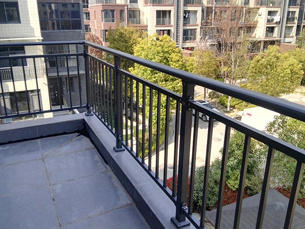 陽臺(tái)護(hù)欄應(yīng)用 陽臺(tái)護(hù)欄應(yīng)用