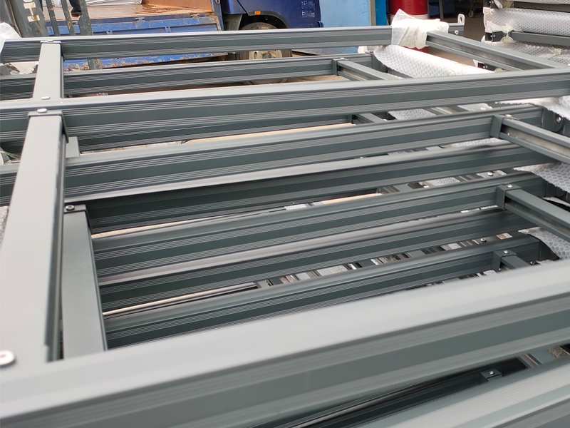 金用護(hù)欄2020年8月12日鋁合金玻璃護(hù)欄裝車發(fā)貨！