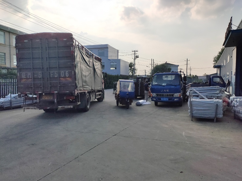 金用護欄2020年8月19日鋅鋼陽臺護欄裝車發貨！