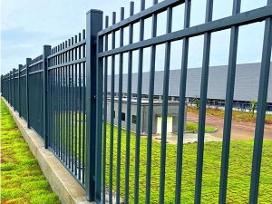 鋅鋼護(hù)欄和鐵藝護(hù)欄誰的性價(jià)比高？看過這里你就知道了！