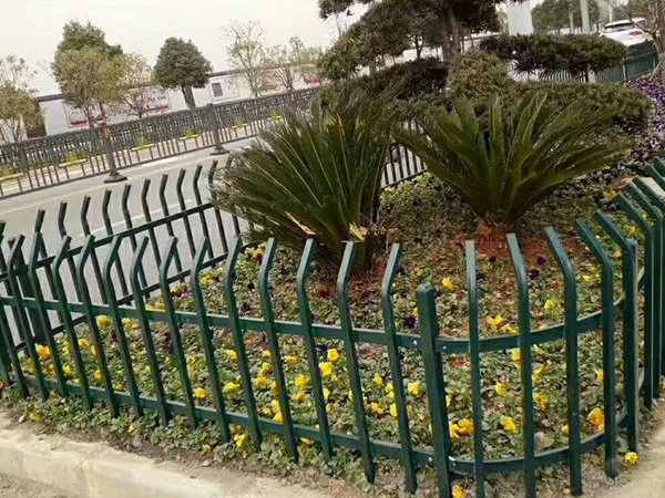 鋅鋼圍欄和鐵藝圍欄哪個(gè)好？看過(guò)這里你就清楚了！