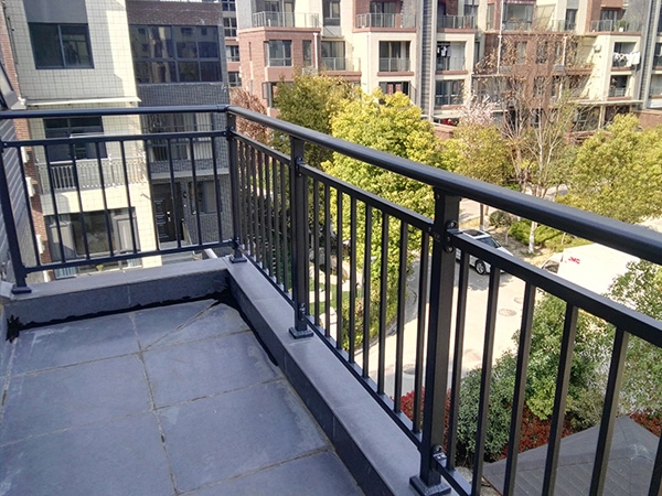 鋅鋼陽臺護(hù)欄廠家怎么選,這三點很重要! 鋅鋼陽臺護(hù)欄廠家怎么選,這三點很重要!