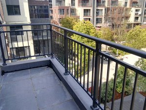 鋅鋼陽臺(tái)護(hù)欄廠家怎么選，這三點(diǎn)很重要！