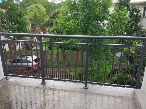 如何挑選一家好的陽臺(tái)護(hù)欄廠家?這樣挑最靠譜! 如何挑選一家好的陽臺(tái)護(hù)欄廠家?這樣挑最靠譜!