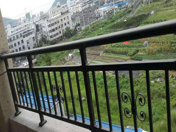 什么材料做的陽臺護欄價格便宜又安全耐用？80%采購人員都選它！