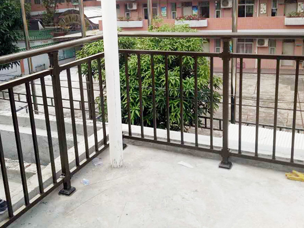 陽臺(tái)護(hù)欄用什么材料好？
