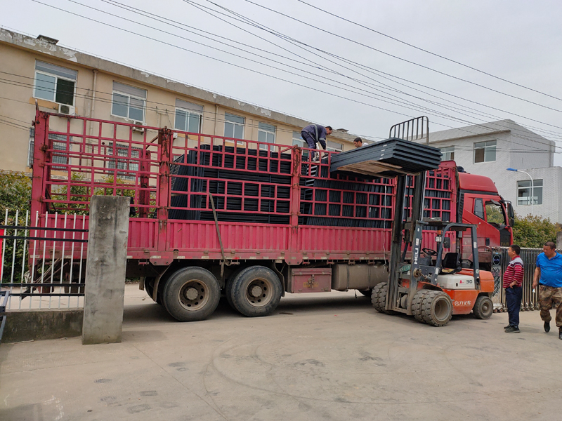 金用護(hù)欄2021年5月6日鋅鋼百葉窗發(fā)貨！