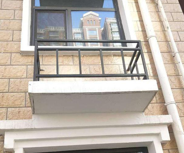 空調(diào)護(hù)欄有哪些材質(zhì)？