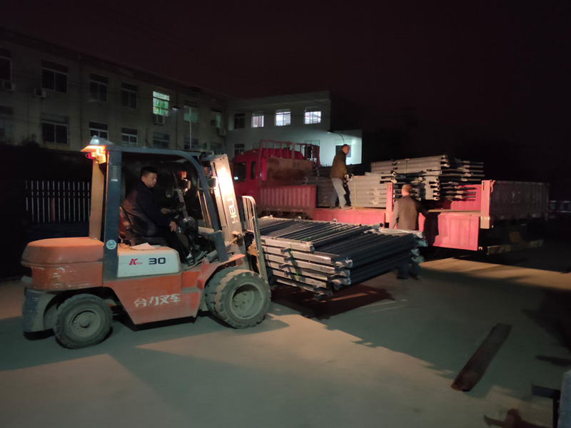 金用護(hù)欄2021年12月8日鋅鋼陽(yáng)臺(tái)欄桿裝車發(fā)貨！