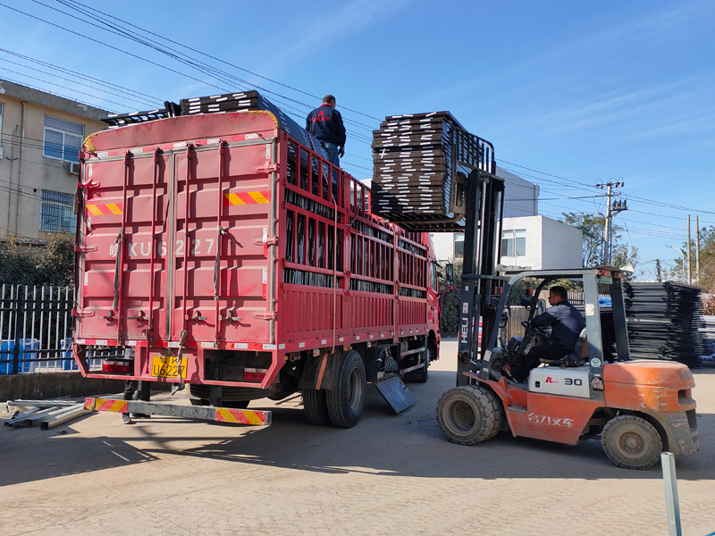 金用護欄2021年12月11日鋅鋼百葉窗裝車發(fā)貨! 金用護欄2021年12月11日鋅鋼百葉窗裝車發(fā)貨!