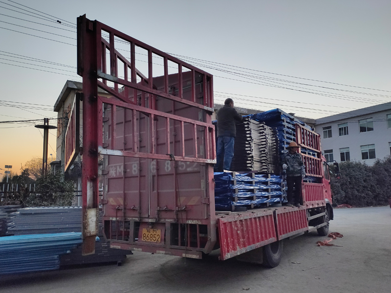 金用護欄2021年12月13日鋅鋼連廊欄桿裝車發(fā)貨！