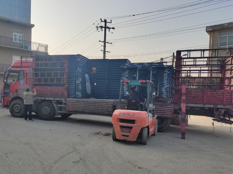 金用護欄2021年12月14日鋅鋼百葉窗裝車發貨！