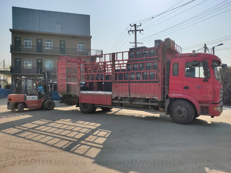 金用護欄2021年12月17日鋅鋼百葉窗裝車發(fā)貨！