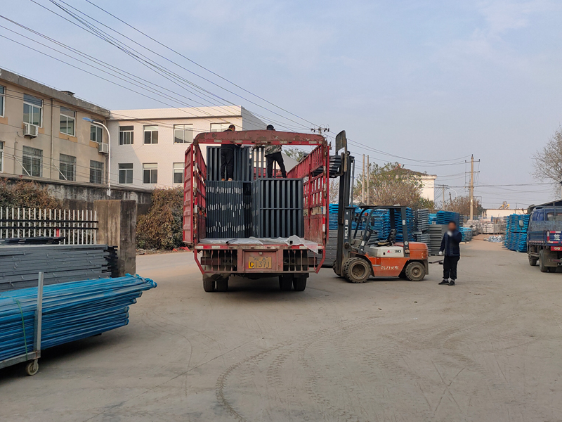 金用護欄2021年12月20日鋅鋼百葉窗裝車發貨！