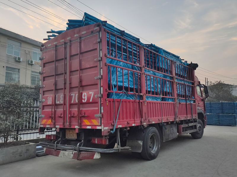 金用護欄2021年12月23日鋅鋼樓梯欄桿裝車發貨！