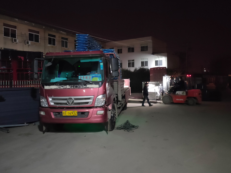 金用護欄2021年12月27日鋅鋼連廊欄桿裝車發貨！