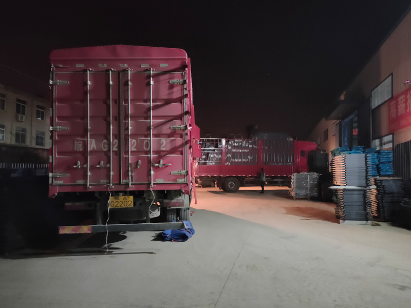 金用護欄2021年12月31日鋅鋼百葉窗裝車發貨！