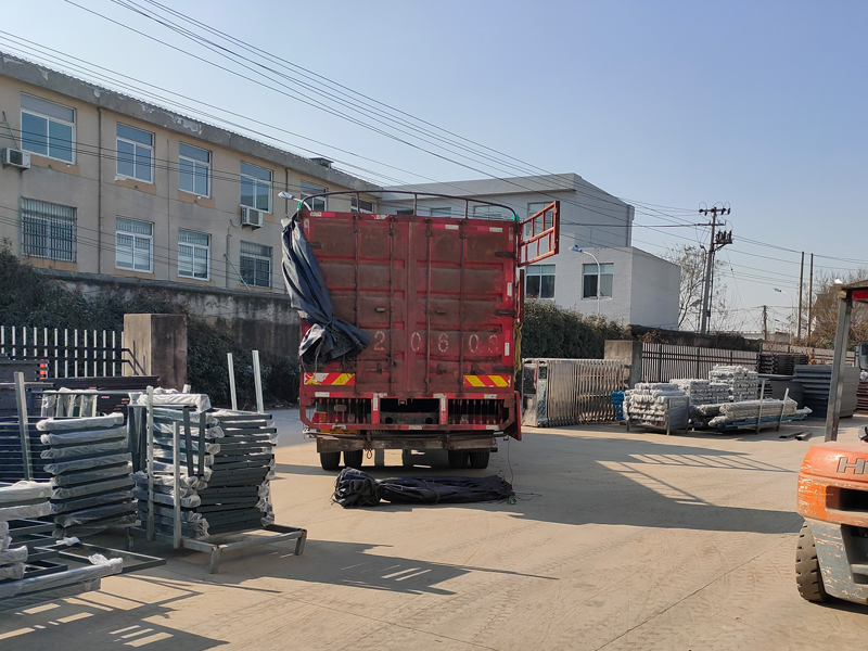 金用護(hù)欄2022年1月4日鋅鋼百葉窗裝車發(fā)貨！