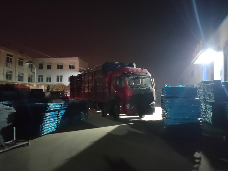 金用護(hù)欄2022年1月7日鋅鋼連廊欄桿裝車發(fā)貨！