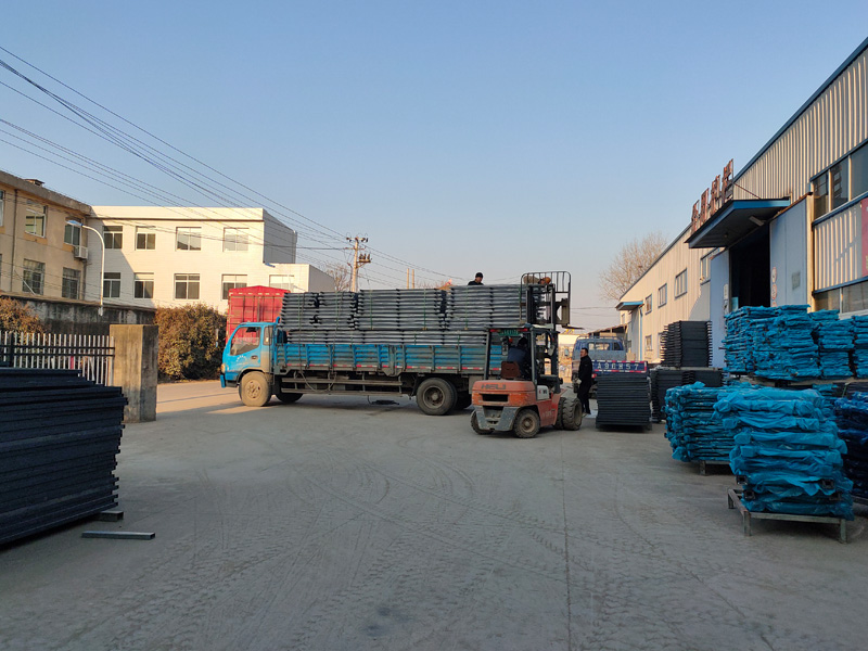 金用護(hù)欄2022年1月11日鋅鋼空調(diào)欄桿裝車發(fā)貨！