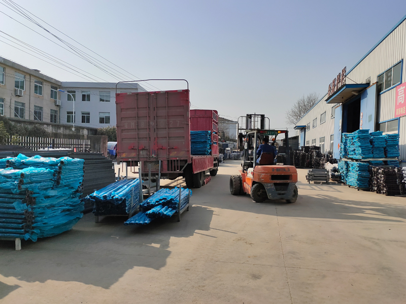 金用護(hù)欄2022年3月8日鋅鋼陽(yáng)臺(tái)欄桿裝車發(fā)貨！