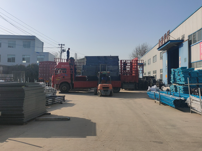 金用護(hù)欄2022年3月9日鋅鋼陽臺欄桿裝車發(fā)貨！