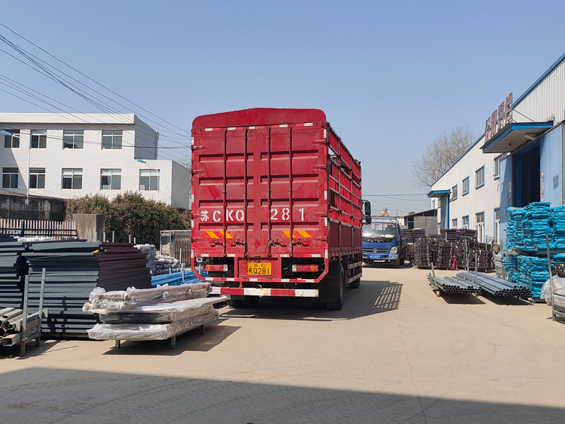 金用護欄2022年3月10日鋅鋼玻璃欄桿裝車發貨！