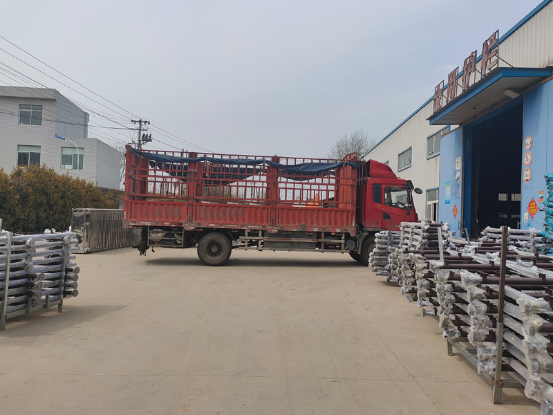 金用護(hù)欄2022年3月17日鋅鋼玻璃欄桿裝車發(fā)貨！