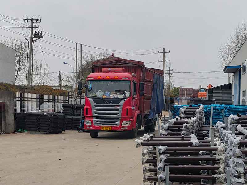 金用護欄2022年3月19日鋅鋼玻璃欄桿裝車發(fā)貨！