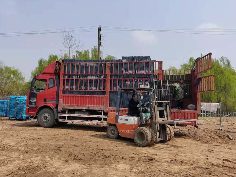 金用護(hù)欄2022年3月29日鋅鋼百葉窗裝車發(fā)貨！