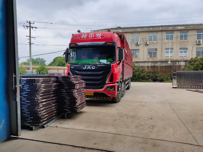 金用護欄2022年5月9日鋁合金百葉窗裝車發貨！