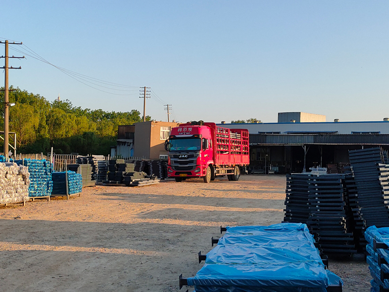 金用護欄2022年5月11日鋅鋼玻璃欄桿裝車發貨! 金用護欄2022年5月11日鋅鋼玻璃欄桿裝車發貨!