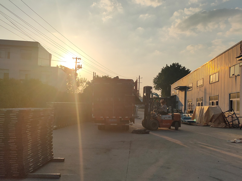 金用護欄2022年6月22日鋅鋼百葉窗裝車發貨！