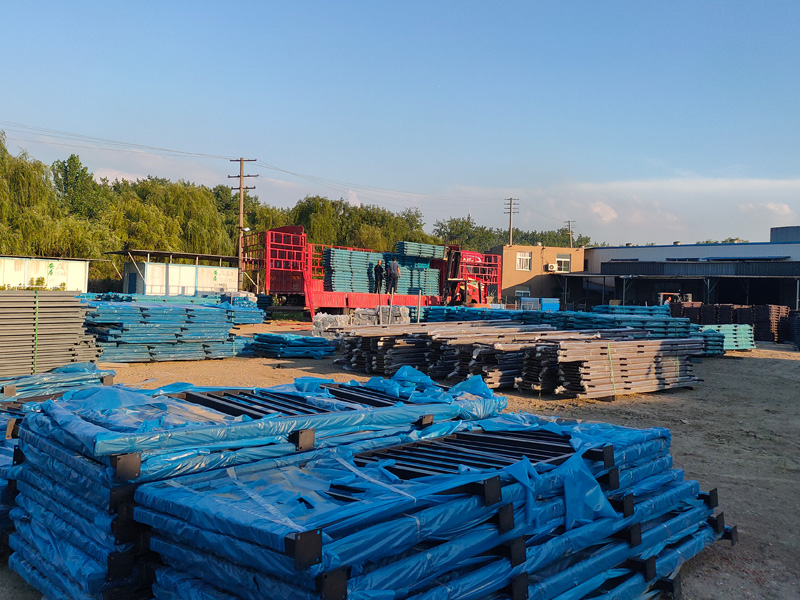 金用護欄2022年6月24日鋅鋼連廊護欄裝車發(fā)貨! 金用護欄2022年6月24日鋅鋼連廊護欄裝車發(fā)貨!