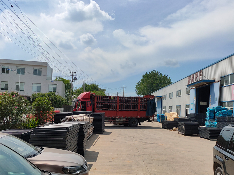 金用護(hù)欄2022年7月5日鋅鋼百葉窗裝車發(fā)貨！