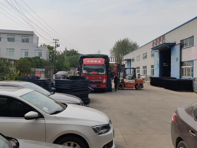 金用護欄2022年8月20日鋅鋼百葉窗裝車發貨! 金用護欄2022年8月20日鋅鋼百葉窗裝車發貨!