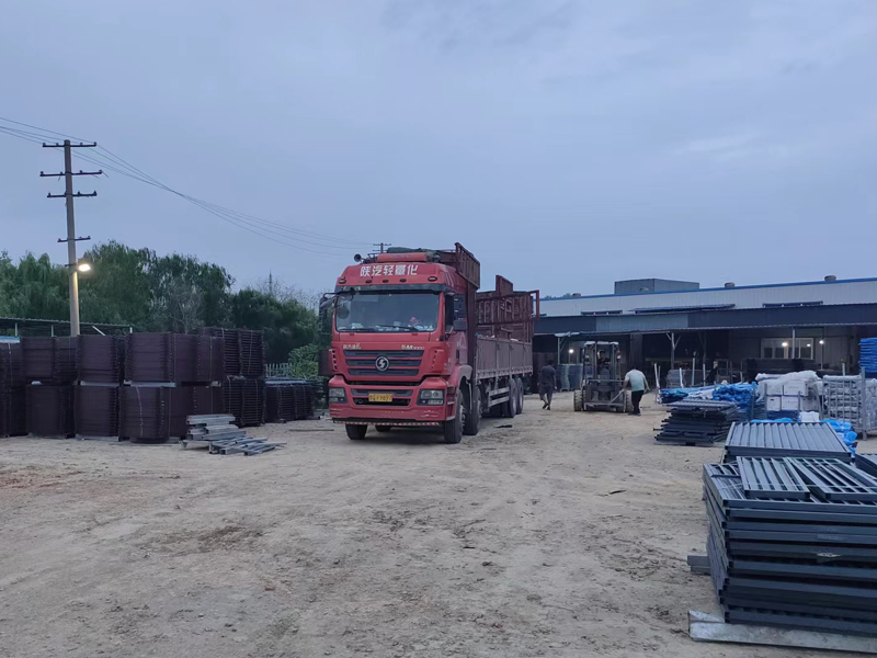 金用護欄2022年9月7日鋅鋼組裝護欄裝車發貨！