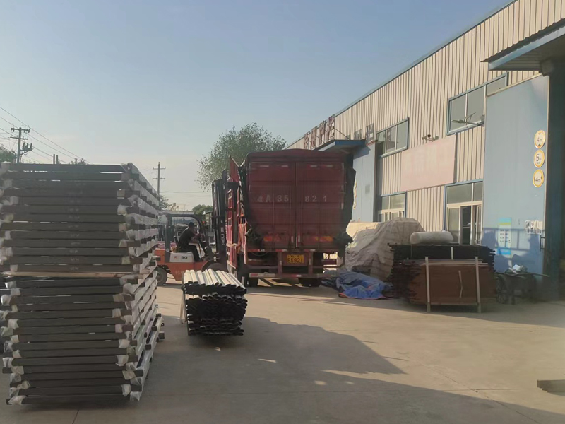 金用護欄2022年9月9日鋅鋼玻璃欄桿裝車發貨! 金用護欄2022年9月9日鋅鋼玻璃欄桿裝車發貨!