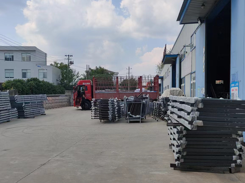 金用護欄2022年9月17日鋅鋼組裝護欄裝車發貨！