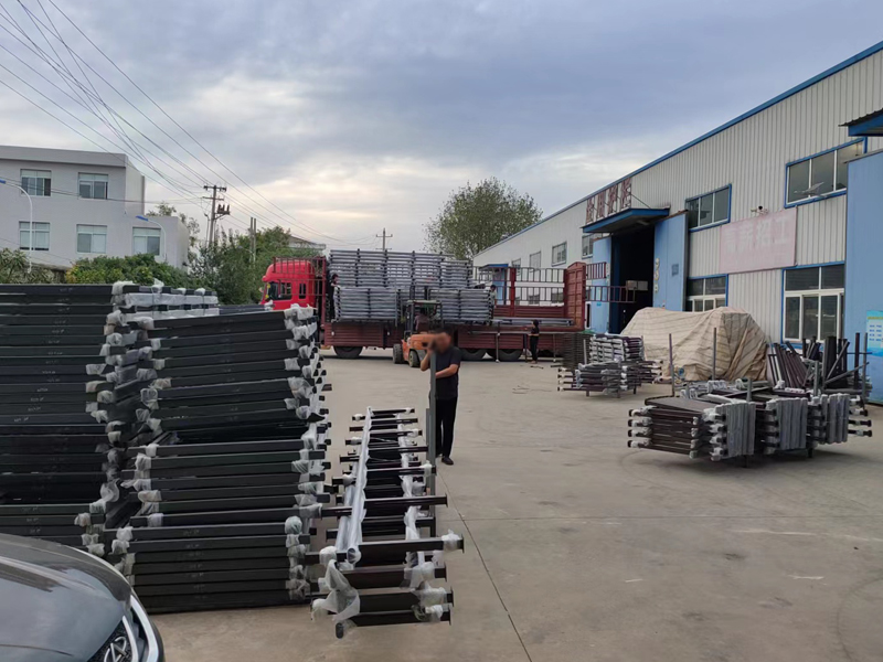 金用護欄2022年9月23日鋅鋼玻璃欄桿裝車發(fā)貨！