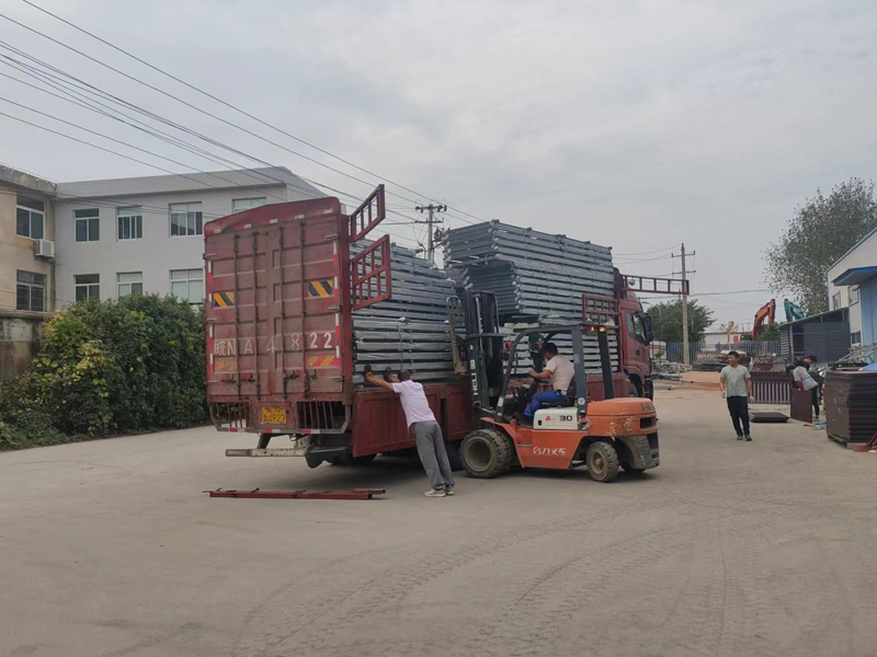 金用護欄2022年9月26日鋅鋼玻璃欄桿裝車發貨！