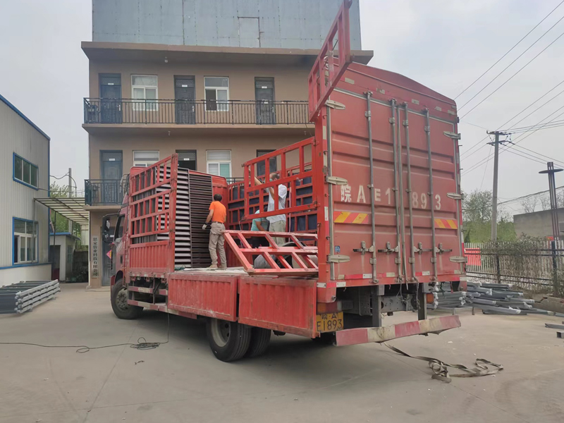 金用護欄2022年9月27日鋅鋼百葉窗裝車發(fā)貨！