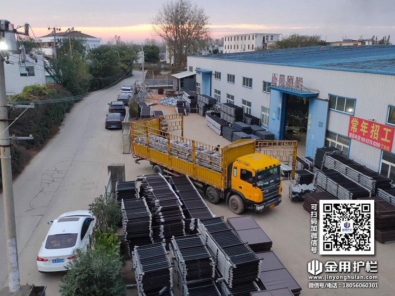2023年11月13日鋅鋼玻璃護欄裝車發貨！