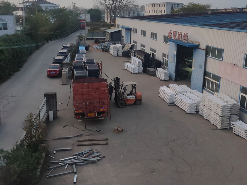 2024年11月23日鋅鋼護(hù)窗欄桿裝車(chē)發(fā)貨！