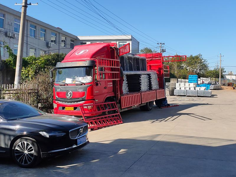 2024年11月30日鋅鋼玻璃護欄裝車發貨！