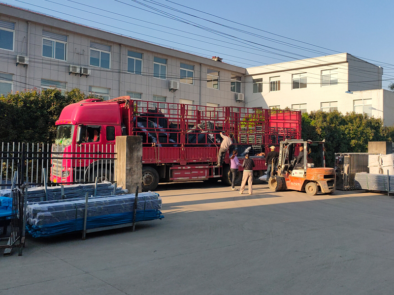 2024年12月3日鋅鋼飄窗欄桿裝車發貨! 2024年12月3日鋅鋼飄窗欄桿裝車發貨!