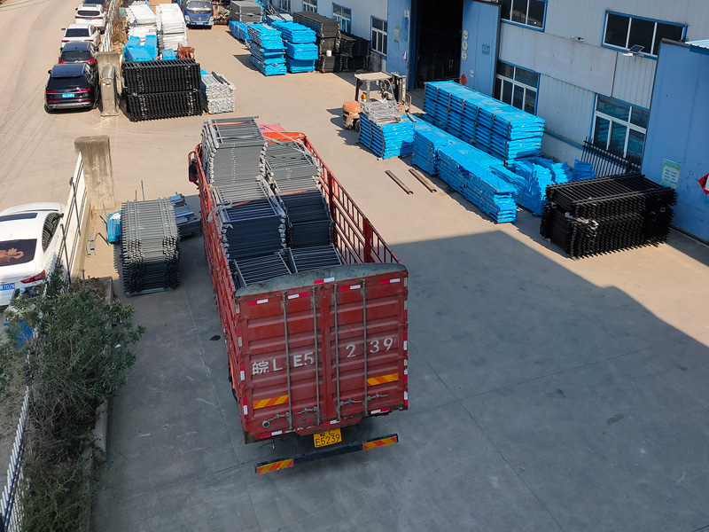 2025年3月18日鋅鋼陽臺(tái)護(hù)欄裝車發(fā)貨！